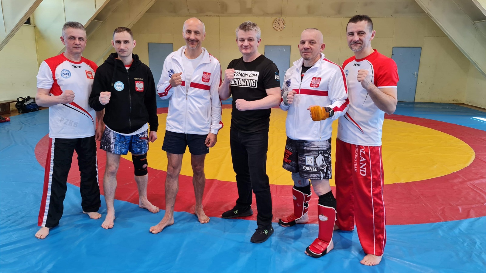 Trener kickboxingu ze stopniem mistrzowskim