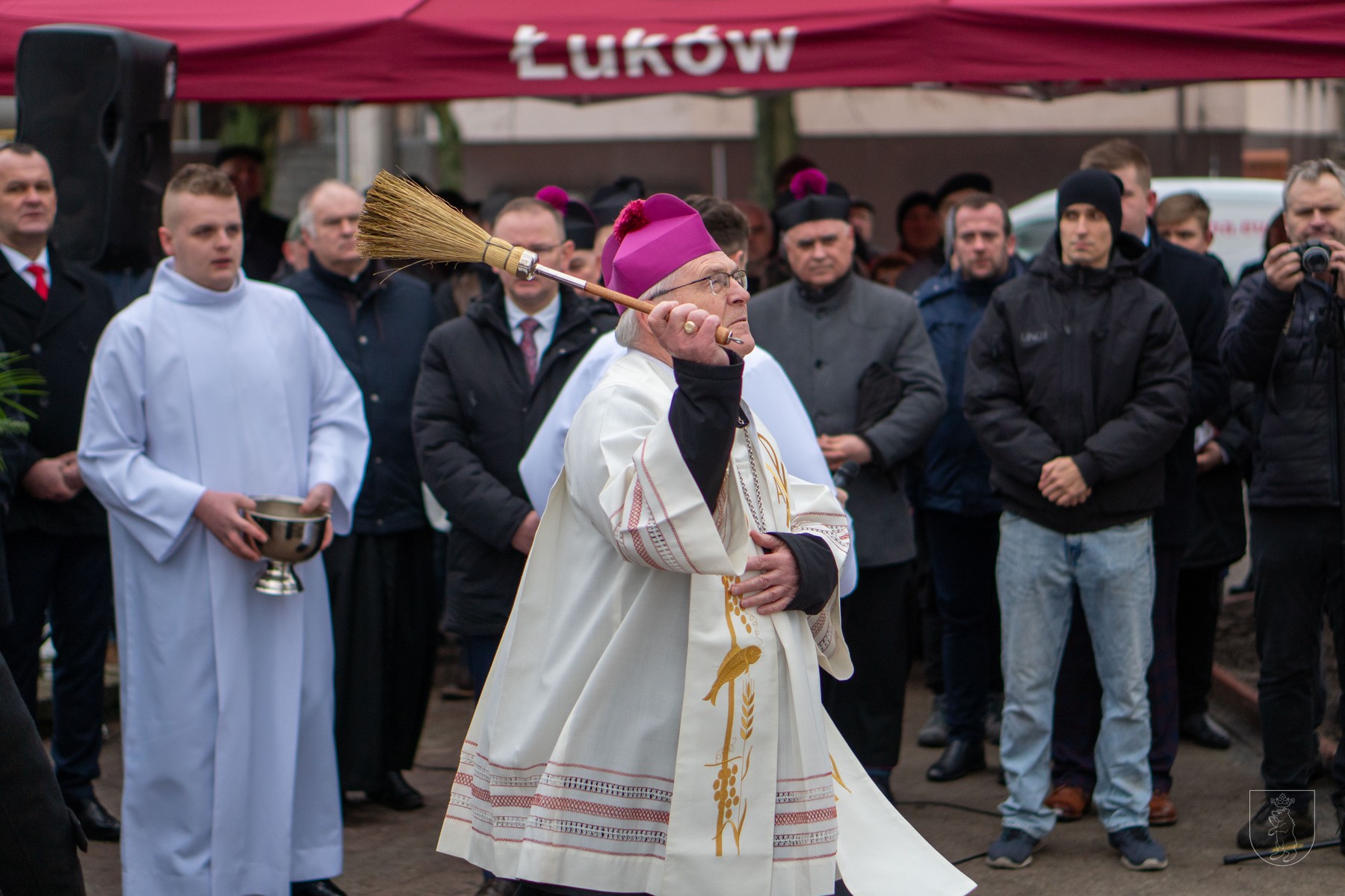 Biskup Siedlecki w Łukowie. Poświęcenie pomników na Placu Narutowicza