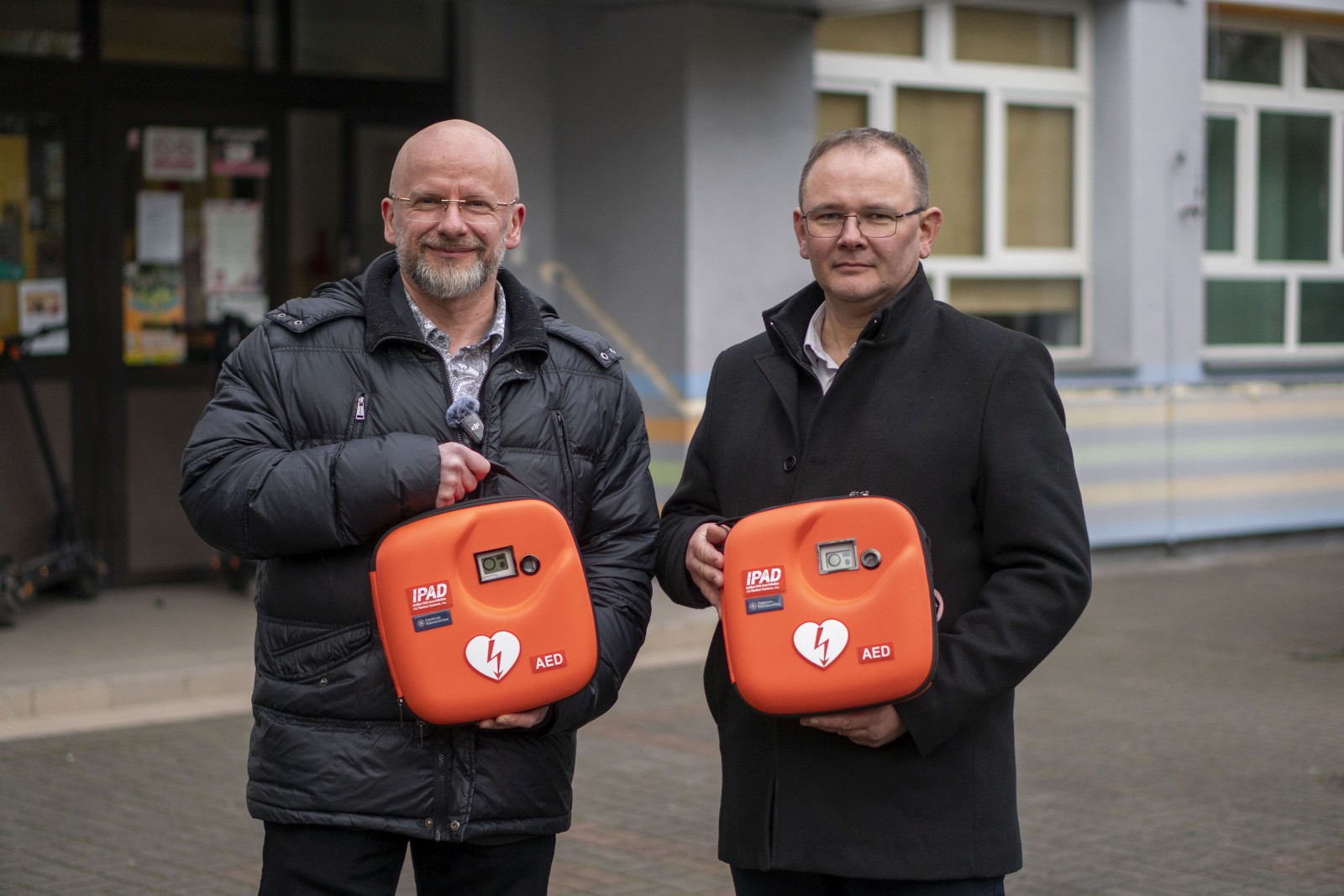 Radny Tomasz Świniarski defibrylatory dla miejskich instytucji