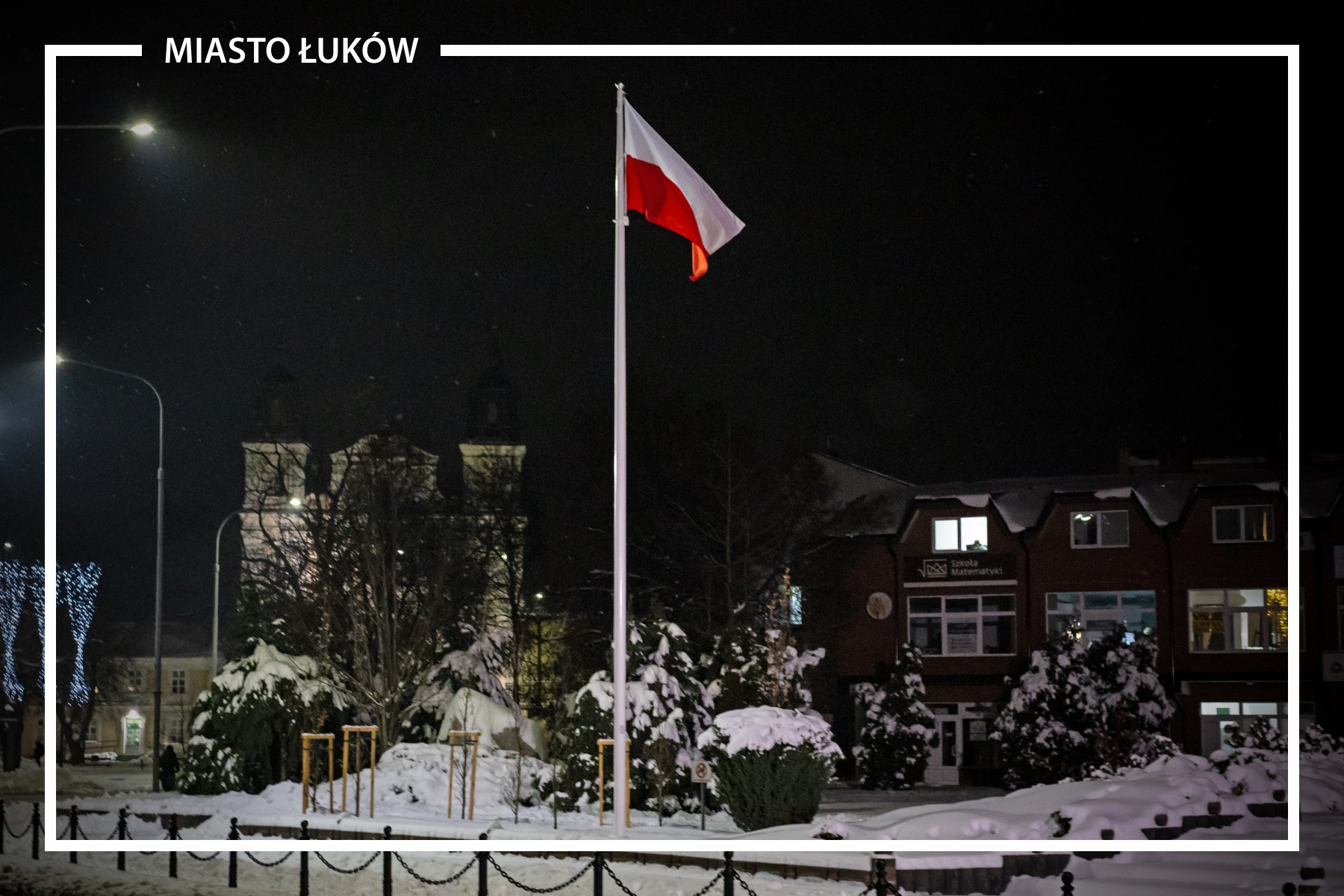 Pod biało-czerwoną foto masztu