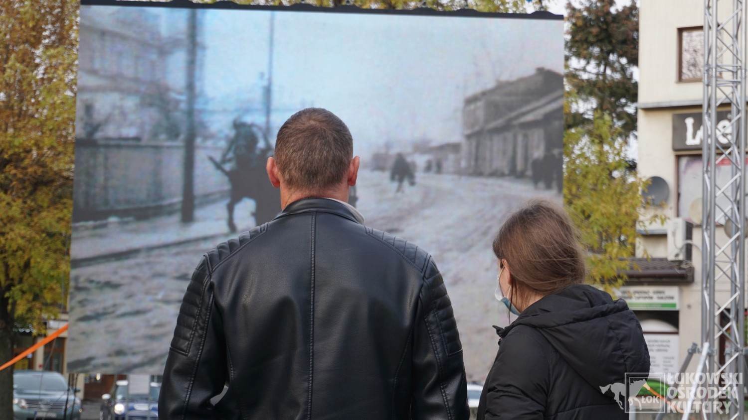 Plenerowa prezentacja na telebimie
