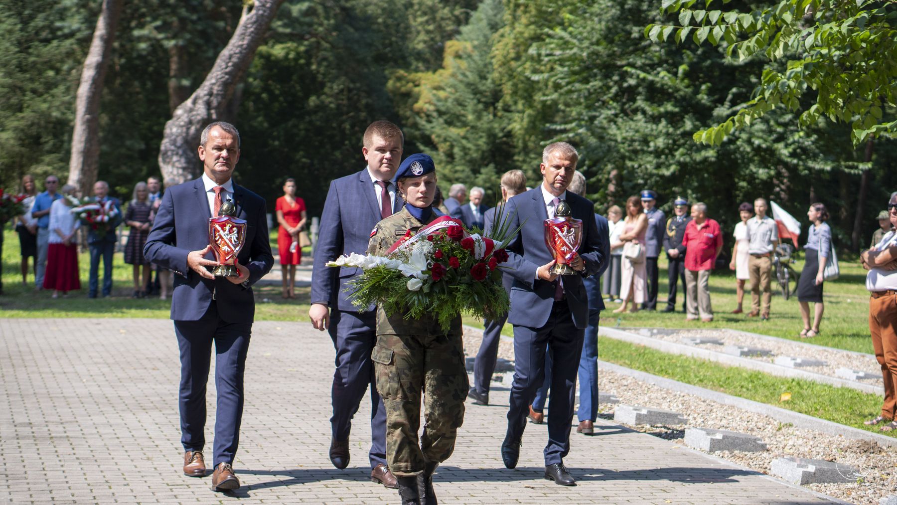 Złożyli kwiaty pod pomnikiem żołnierzy