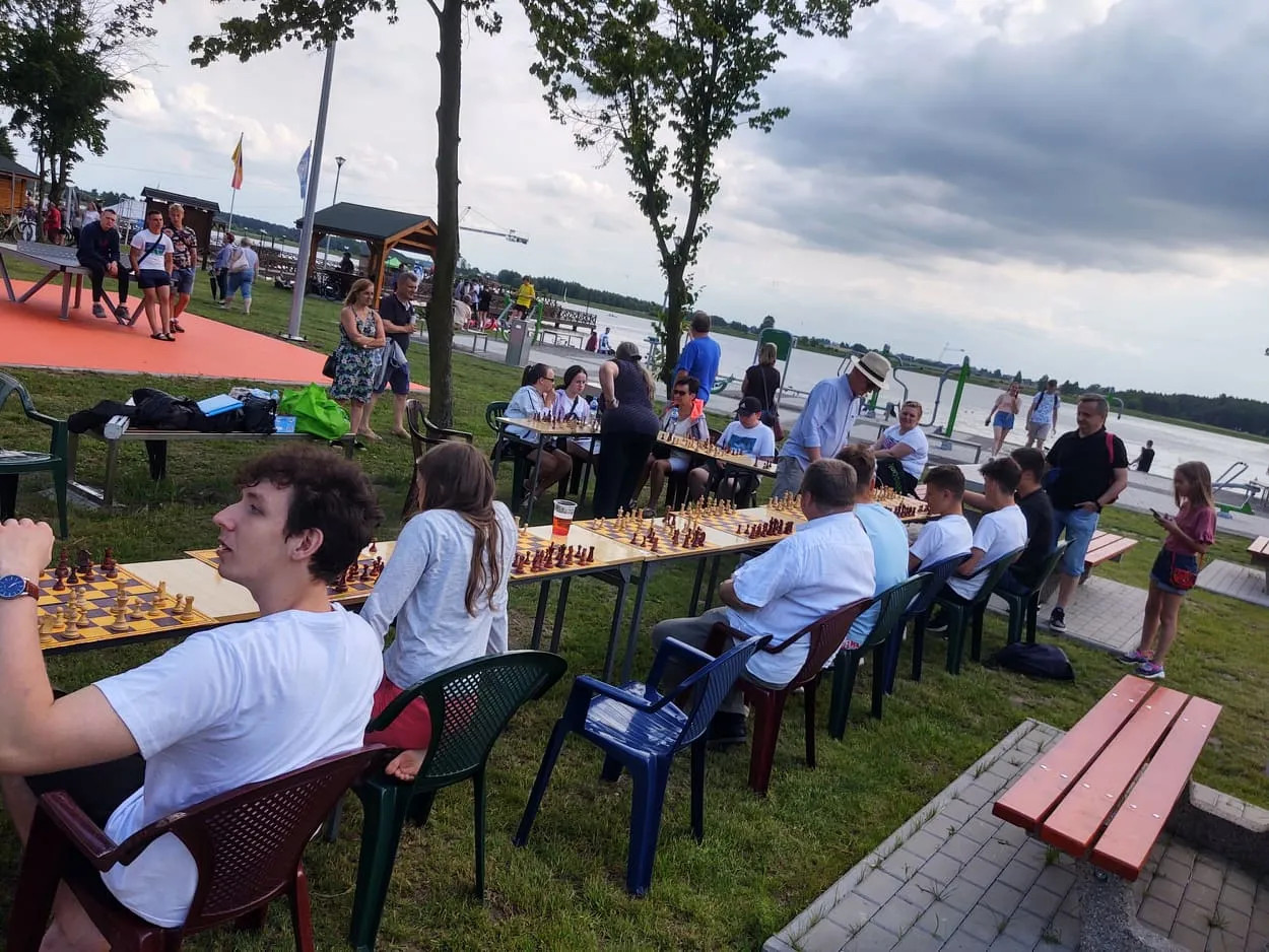 Wakacyjne szachy nad zalewem