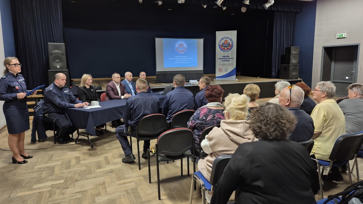 Policjanci informowali, jak nie paść ofiarą oszustów