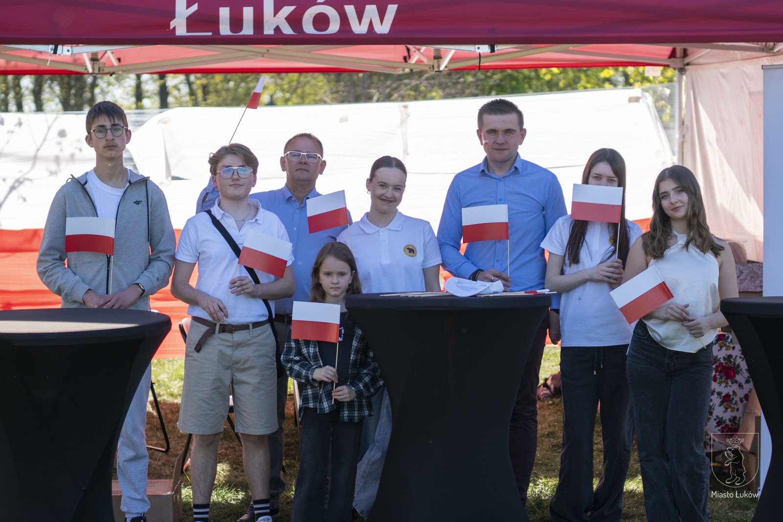 Biało-czerwony piknik w parku miejskim
